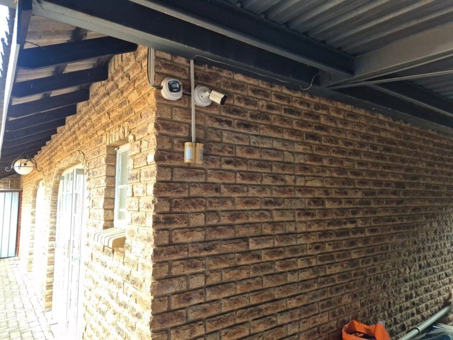 6 Bedroom Property for Sale in Flimieda North West